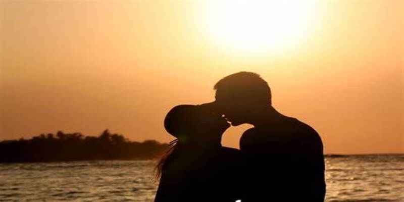 Mơ hôn nhau đánh số có thể mang ý nghĩa may mắn và tương lai tình cảm